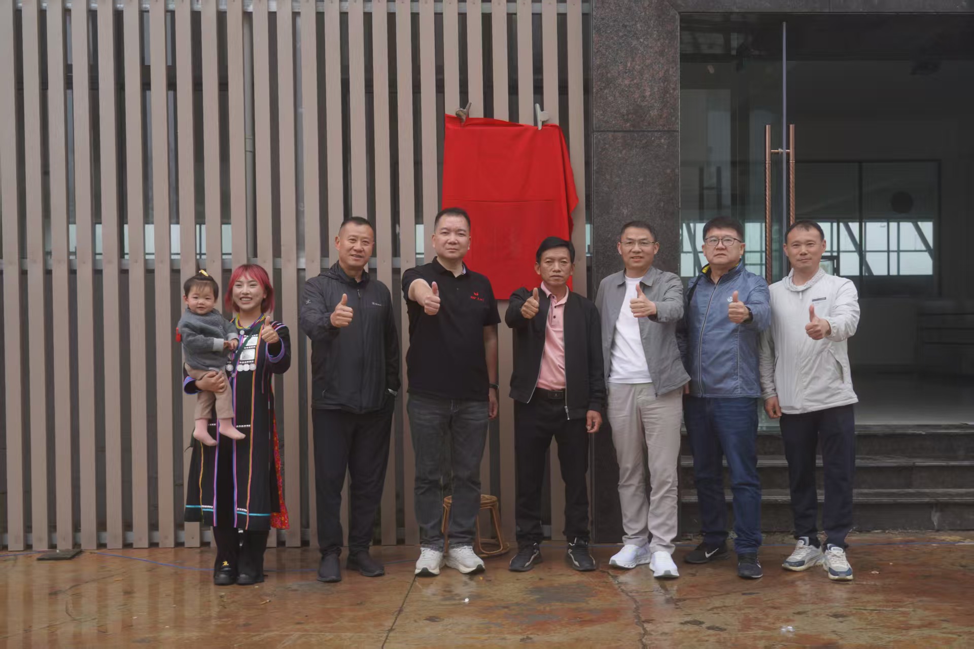 4月13日，勐海老班章茶業有限公司與仙桃市茶葉協會舉行“仙桃市茶葉協會老班章研學基地”牌匾揭牌儀式。勐海老班章茶業有限公司董事長鄭展鵬，勐海縣布朗山老班章三爬茶業有限責任公司董事長、老班章茶農協會創會會長三爬，仙桃市茶葉協會會長張中之，為“仙桃市茶葉協會老班章研學基地”牌匾揭牌。